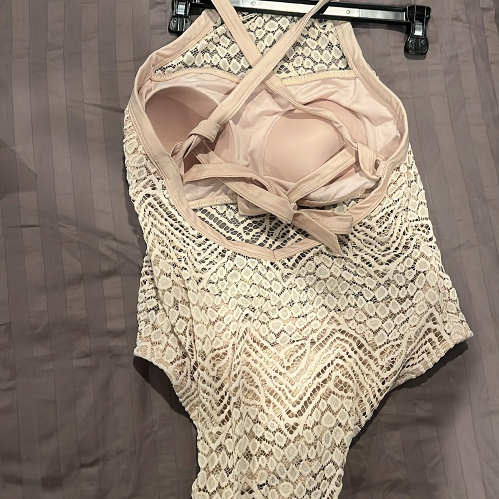 One piece lace bathing suit - Picture 4 of 8